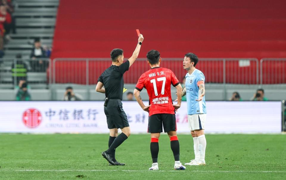 kaiyun体育app-肘击致蓉城外援缝15针！37岁前国脚因严重犯规遭追罚 禁2场+罚1万